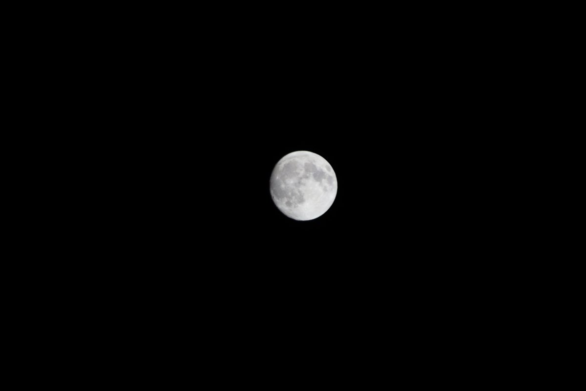 hyperdefined's tweet photo. I was able to capture the moon yesterday! Didn't think my lens could get so close https://t.co/ynwUDDg7JM