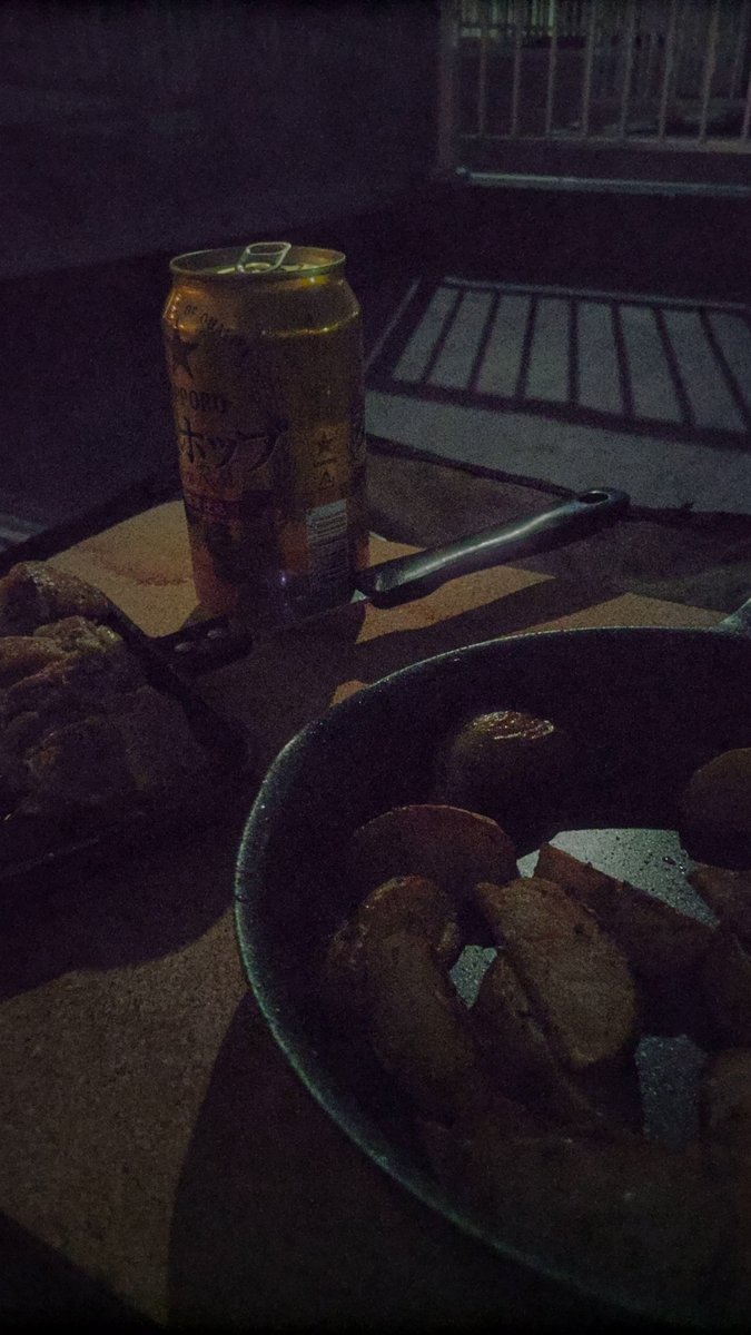 rabalaboratory2's tweet photo. 救急搬送された父が、検査を拒否して強引に退院。酒と低栄養に倒れたのに、酒クズ生活に アイル ビー バックした。ワタシ、業界歴20年のソーシャルワーカーだけど 足元オロソカでしたね。受診どうしようかね。

とりあえず芋名月で呑む。決して祝えない退院祝い。月明かりが燦然、人を狂わせる。 https://t.co/w1wAwYD3p1