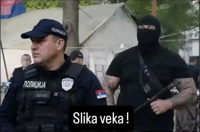 NemanjicZoran's tweet photo. Nadam se da će ovo završiti u nekom udžbeniku kao deo naše najmračnije istorije, najmračnijeg diktatora, zlotvora, narkodilera, ubice...evo,njegovih policajaca, ovaj ispred, kao izduvani balon, regularan policajac i ćaci umobolnik iza😪 i za ovo da glasamo🤷🤦🤷😡😡😡😡 https://t.co/pIqmzlWyWN