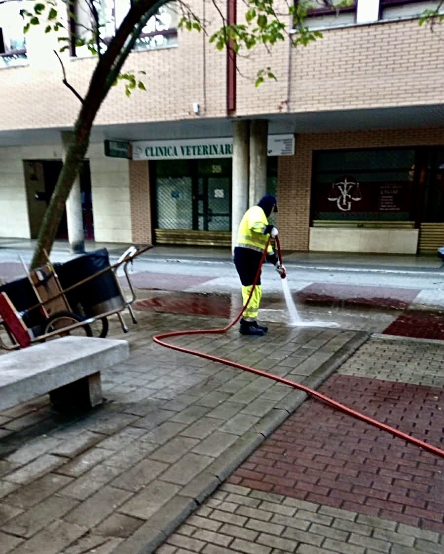 AyuntamientoVLL's tweet photo. ➡️ El Servicio Municipal de Limpieza del @AyuntamientoVLL continúa realizando actuaciones de lavado con agua a presión en diferentes puntos de la ciudad, reforzando la limpieza y el mantenimiento de calles y espacios públicos.

#EstamosLimpiando https://t.co/wcfTts7l2K