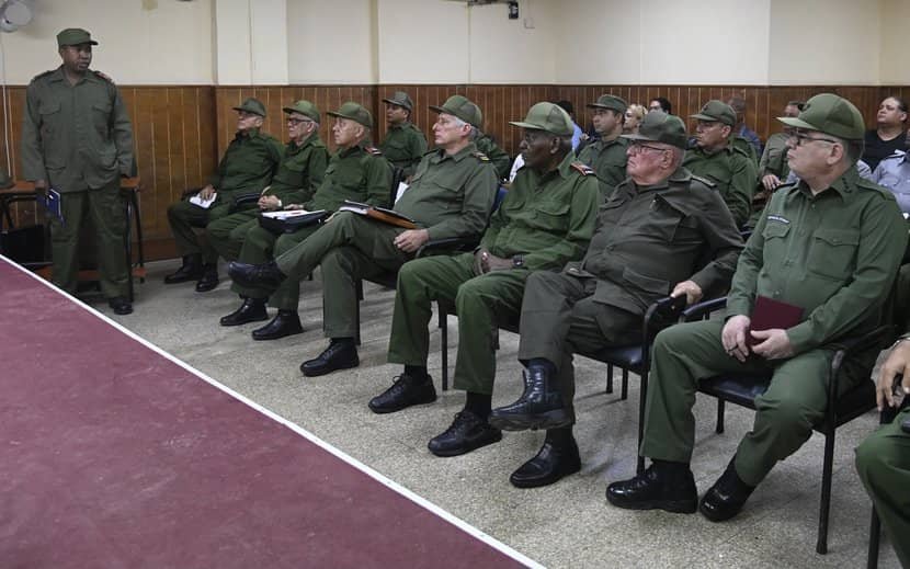 DrRobertoMOjeda's tweet photo. Cada viernes, acompañando a @DiazCanelB, verificamos los pasos adicionales que en los territorios se dan para fortalecer la preparación para la defensa. Es una prioridad absoluta. #CubaEstáFirme https://t.co/B8drjA2Zz5