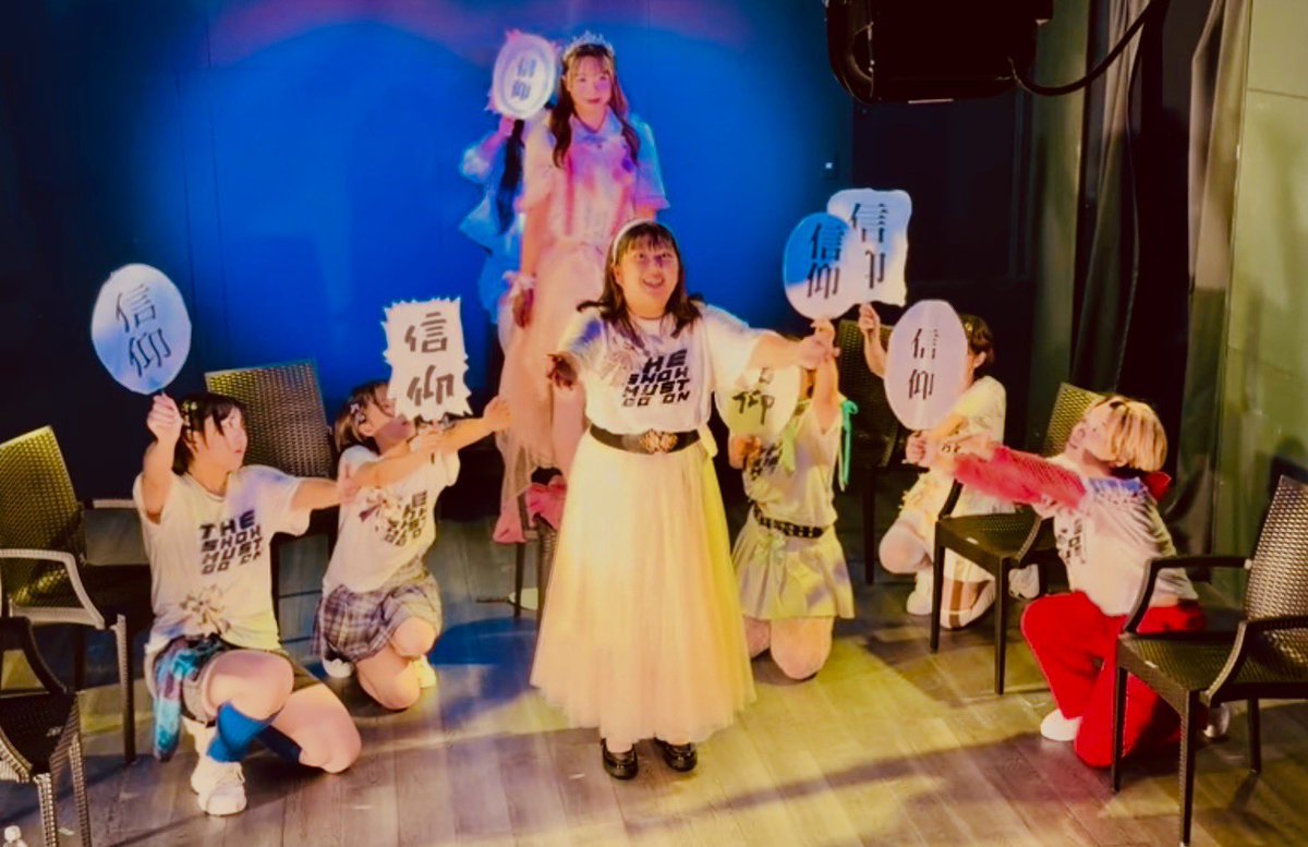 7004_official's tweet photo. #生ワ松ト剛腕 
5日目無事終演いたしました！
ご観劇いただいた皆様ありがとうございます

本日マチネの犯人はシオリでした🤍
明日以降は……さて、誰でしょう？？
是非劇場でお確かめください👀

まだまだご予約可能です🎫
お待ちしております🕊️ https://t.co/AAKxukM829