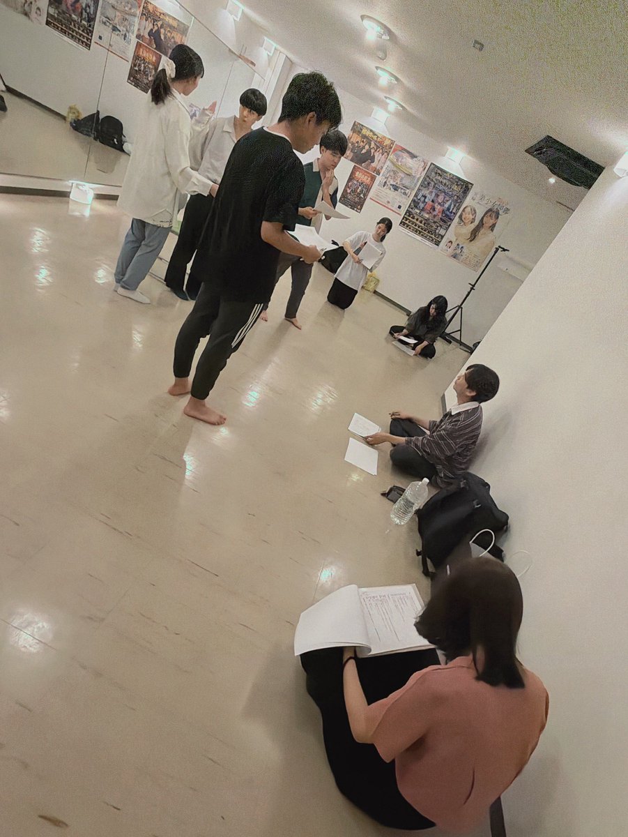 fuk_engeki's tweet photo. 《稽古便り》
本日も1作日の稽古を実施。昨日の大迫さんに続き、昨日の明日初参加の脚本演出・上野さんの作品が動き出しました。またこれまでにない物語、ぜひお楽しみに。
ご予約は固定ポストのコメント欄にある、各出演者URLよりお待ちしております。
#昨日の明日 #福岡 #演劇 https://t.co/6YfGuPTE8A