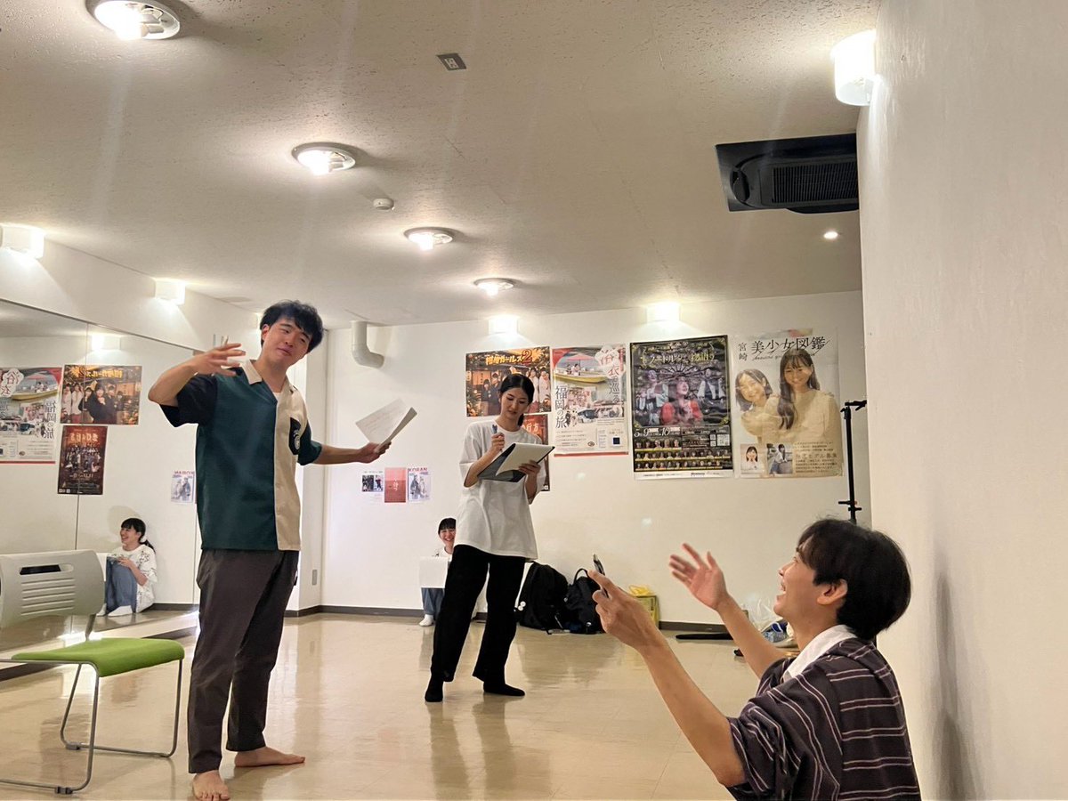 fuk_engeki's tweet photo. 《稽古便り》
本日も1作日の稽古を実施。昨日の大迫さんに続き、昨日の明日初参加の脚本演出・上野さんの作品が動き出しました。またこれまでにない物語、ぜひお楽しみに。
ご予約は固定ポストのコメント欄にある、各出演者URLよりお待ちしております。
#昨日の明日 #福岡 #演劇 https://t.co/6YfGuPTE8A