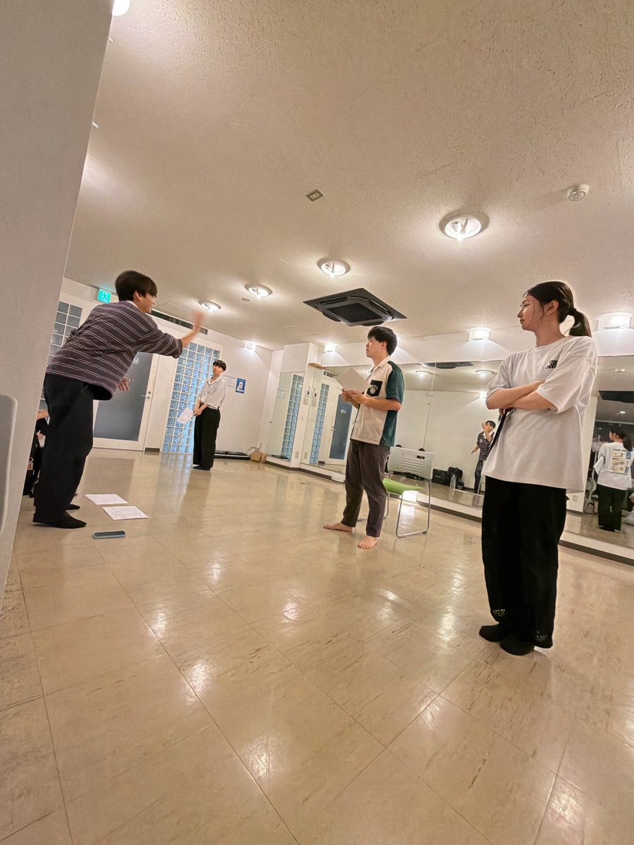 fuk_engeki's tweet photo. 《稽古便り》
本日も1作日の稽古を実施。昨日の大迫さんに続き、昨日の明日初参加の脚本演出・上野さんの作品が動き出しました。またこれまでにない物語、ぜひお楽しみに。
ご予約は固定ポストのコメント欄にある、各出演者URLよりお待ちしております。
#昨日の明日 #福岡 #演劇 https://t.co/6YfGuPTE8A