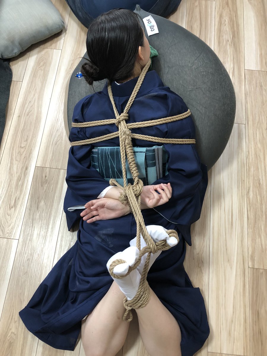 sonohsono's tweet photo. 着物で逆海老縛りされた時の。体の下のヨギボーはこの後撤去された。ヨギボーは縛り手さんの優しさなんだけど、逆に下半身を支える面積が減るから大腿が辛い。
縄はハンカチを巻いて口に噛まされてる。口紅が縄に付着するの���避けたかったから。息をする度に縛り手さんの匂いがして良かった。 https://t.co/jsa4yK7K3z