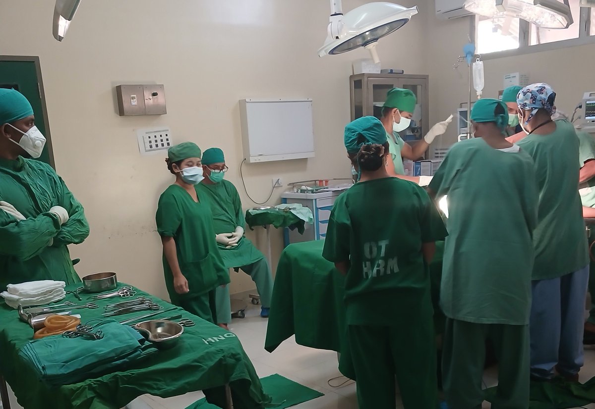 CubacooperaTlBo's tweet photo. El Dr. Mauris Matos Esp. en Ginecología de la #BMCTL #HRMaliana realiza cesárea de riesgo evaluando el bienestar de la madre y el niño, con vocación y entrega porque #CubaCoopera . https://t.co/u7O6oWm9i0
