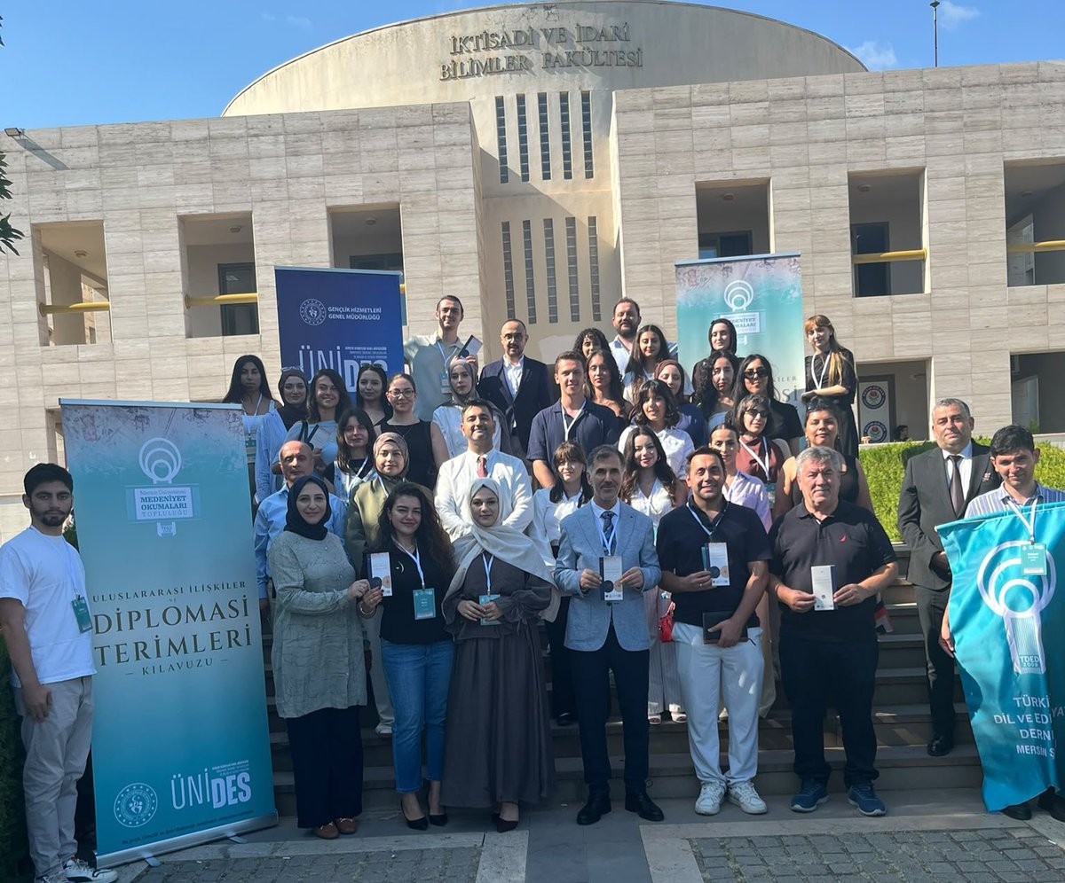 mersintded's tweet photo. Mersin'de göz aydınlığımız bir çalışma; DİPLOMASİ TERİMLERİ KILAVUZU TANITIM PROGRAMI

Mersin Üniversitesi Medeniyet Okumaları Öğrenci Topluluğumuzla yeni dönemin ilk faaliyetini yaptık.

@erdemekrem 
@profdrerolyasar @mustafaerimm @muharremkose33 
@meukurumsal https://t.co/1in7q8bDGo