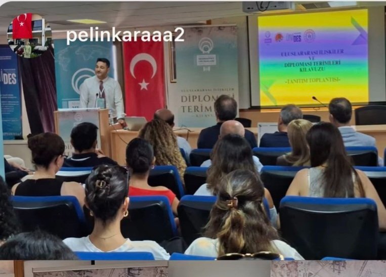 mersintded's tweet photo. Mersin'de göz aydınlığımız bir çalışma; DİPLOMASİ TERİMLERİ KILAVUZU TANITIM PROGRAMI

Mersin Üniversitesi Medeniyet Okumaları Öğrenci Topluluğumuzla yeni dönemin ilk faaliyetini yaptık.

@erdemekrem 
@profdrerolyasar @mustafaerimm @muharremkose33 
@meukurumsal https://t.co/1in7q8bDGo