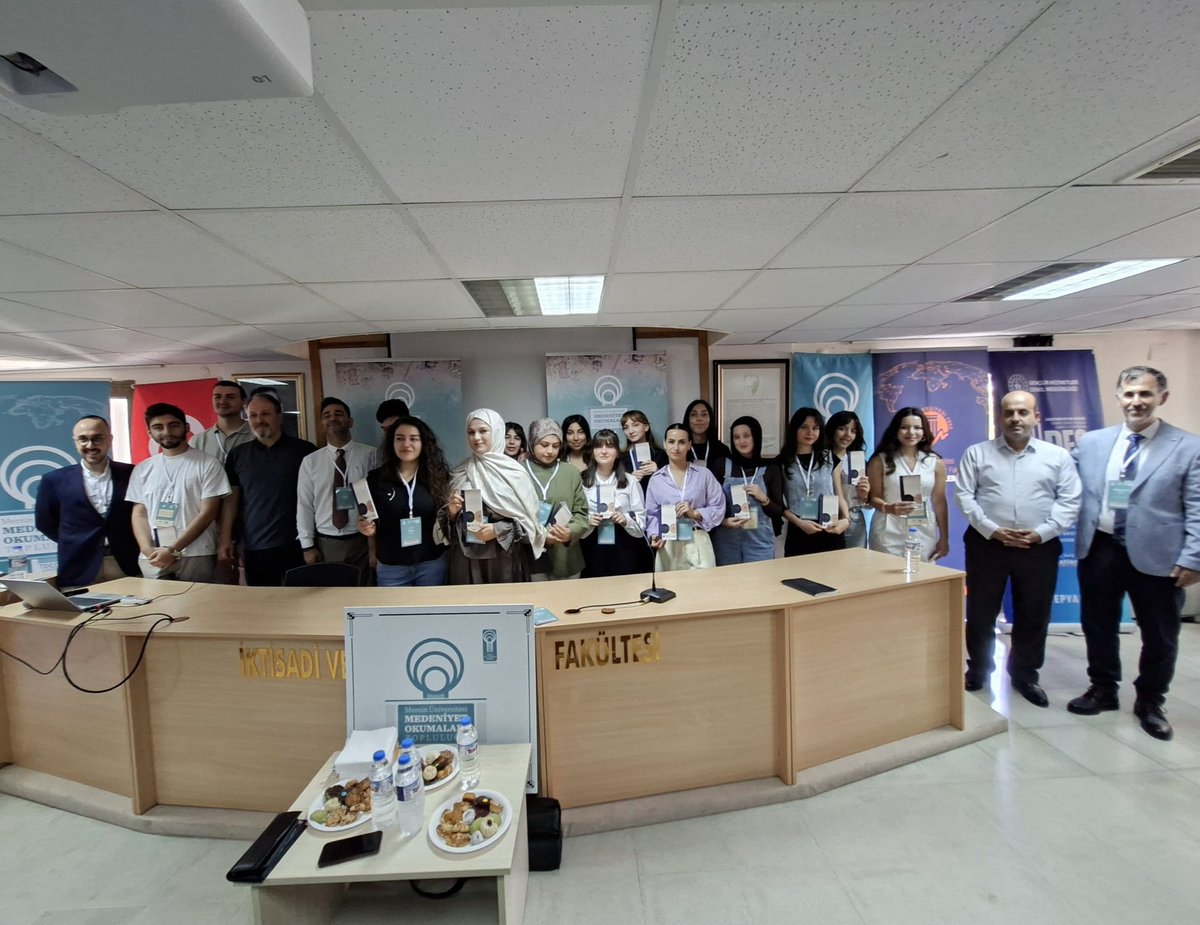 mersintded's tweet photo. Mersin'de göz aydınlığımız bir çalışma; DİPLOMASİ TERİMLERİ KILAVUZU TANITIM PROGRAMI

Mersin Üniversitesi Medeniyet Okumaları Öğrenci Topluluğumuzla yeni dönemin ilk faaliyetini yaptık.

@erdemekrem 
@profdrerolyasar @mustafaerimm @muharremkose33 
@meukurumsal https://t.co/1in7q8bDGo