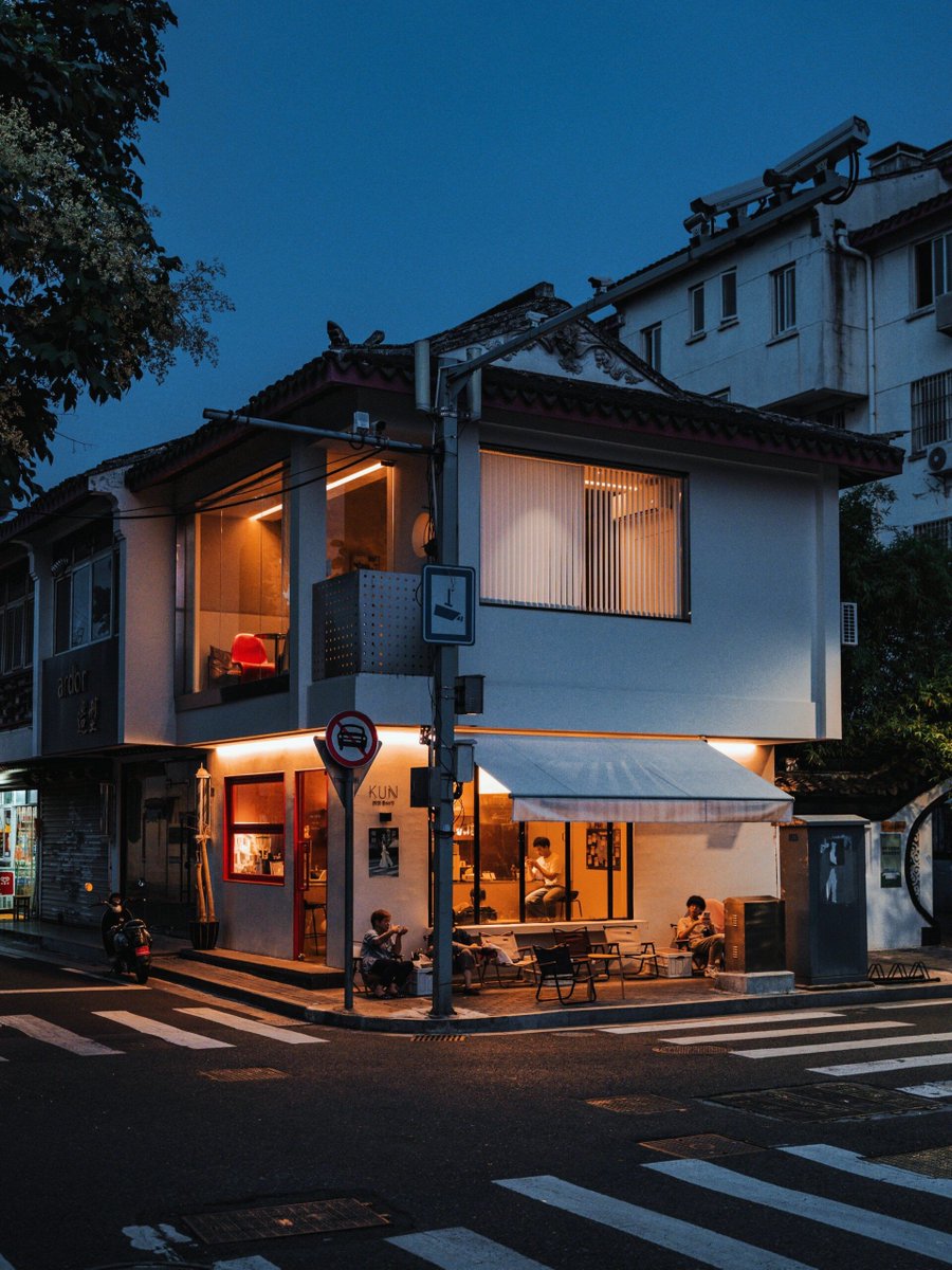 Rexxsl1's tweet photo. Walking past a cozy shop, my toe taps the concrete step while I eye a charming coffin-shaped decor that actually looks quite delightful—how surprisingly nice this small street scene is! https://t.co/qoVEGXKZx1