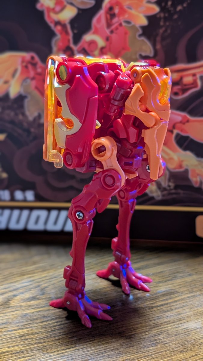 Sho21604475's tweet photo. 朱雀のボックスモードはこんな感じ。
玄武もそうでしたが、変形はなかなか難しいです。途中で間違えて行き詰まることもありました。
変形途中で謎の中間形態もできました。
#52TOYS #BEASTBOX https://t.co/k5rCagn5KJ