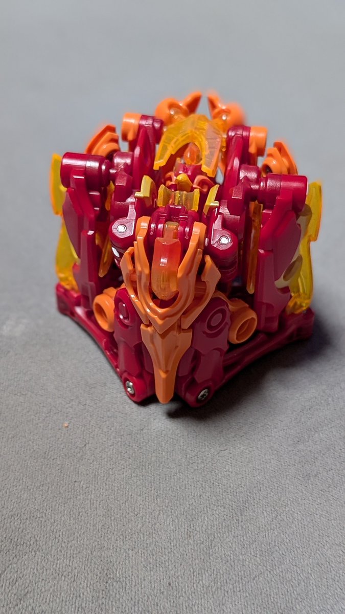 Sho21604475's tweet photo. 朱雀のボックスモードはこんな感じ。
玄武もそうでしたが、変形はなかなか難しいです。途中で間違えて行き詰まることもありました。
変形途中で謎の中間形態もできました。
#52TOYS #BEASTBOX https://t.co/k5rCagn5KJ