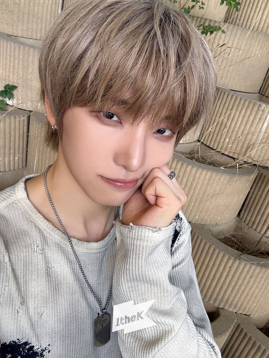 Xj1FxNG0Tv1QhrU's tweet photo. 流れてきた「눈을 돌리지마 (Say Yes!)」でONEUS気になってくださったみなさまへ。ONEUSが誇るオールラウンダー、ソホは1ヶ月前に除隊したばかり、なんならまだ髪が伸びていないためウィッグでカムバしちゃうチャレドルです https://t.co/kfxVS6TbF3