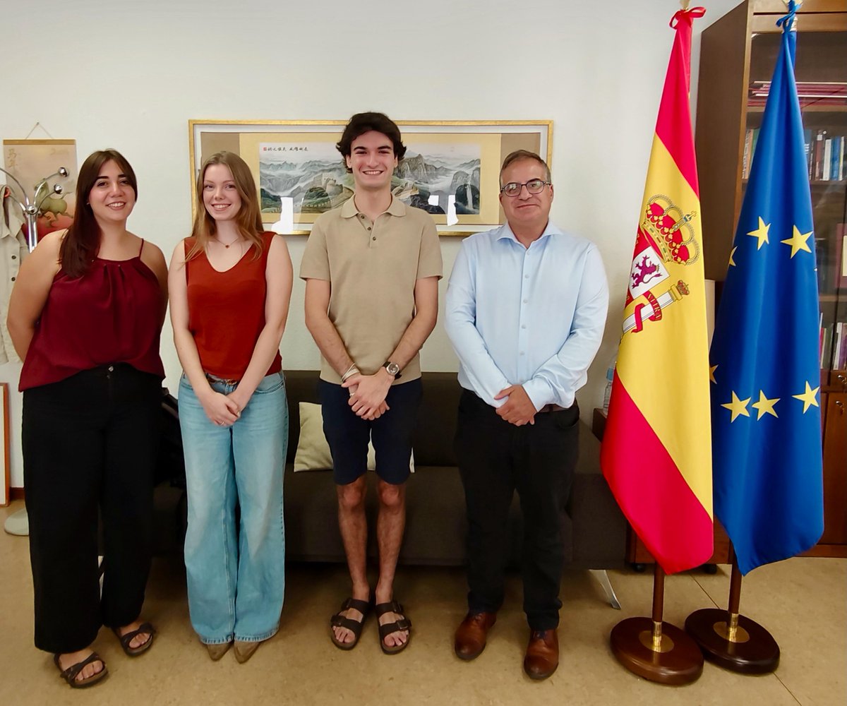 USAL_EC2U's tweet photo. Today, @usal Vice-Rector for Internationalisation, Prof. Raúl Sánchez Prieto, met with @EC2U_Alliance student representatives and local coordinators to coordinate this year's joint actions across the alliance. https://t.co/MBIr9JHbN9