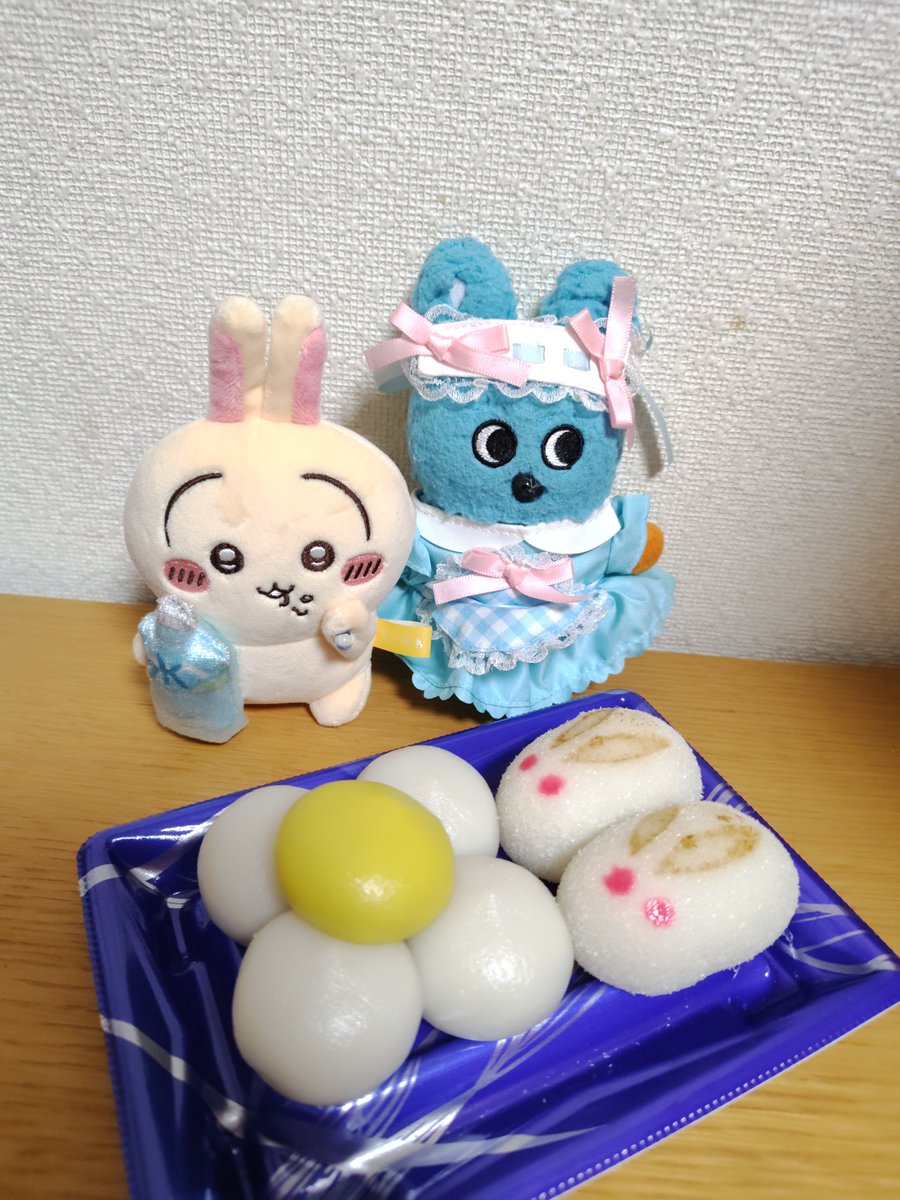 milkymintsheart's tweet photo. 『じゅうごやだんごをたべるもこ🎑』
『ヤハ』
#月見団子 #もころん #一家に一匹もころんを #ちいかわ #うさぎ #プルャ #ヤハ https://t.co/T3U0KVrIim