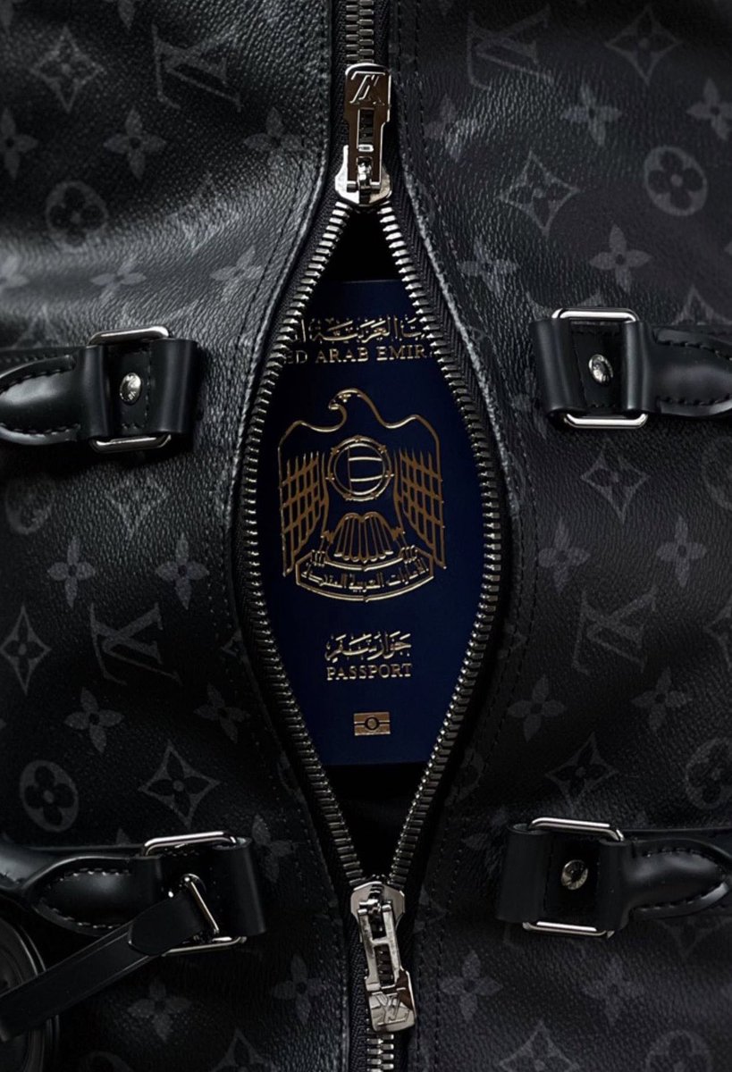 _iRashid_'s tweet photo. الصياح طبيعي على موضوع التجنيس

غالي وثقيل هذا الجواز .. كل من يتمنى يناله 🇦🇪 https://t.co/xkM6kumQLZ
