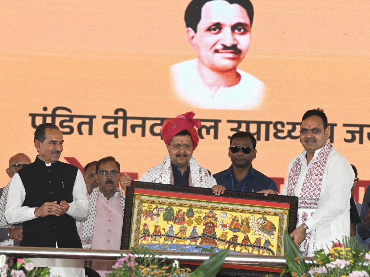 NitinNabin's tweet photo. राजस्थान प्रवास के दौरान जयपुर के ग्राम दादिया में हमारे पथप्रदर्शक पंडित दीनदयाल उपाध्याय जी की 110वीं जयंती के अवसर पर आयोजित ‘सेवा संकल्प सभा’ में सम्मिलित हुआ।

पंचायत से पार्लियामेंट तक हमारी राजनीति का मूल आधार ‘सेवा’ और ‘अंत्योदय’ है। आदरणीय प्रधानमंत्री श्री @narendramodi जी की जनकल्याणकारी नीतियों से आज गरीबों के जीवन में वास्तविक बदलाव आ रहा है। स्थानीय निकायों को सुशासन के सशक्त माध्यम के रूप में विकसित करते हुए हम इन योजनाओं का लाभ हर गाँव और हर वार्ड तक पहुँचाने के लिए निरंतर कार्य कर रहे हैं।

इसी संकल्प के साथ आज राजस्थान सरकार द्वारा ₹2,636 करोड़ के 929 विकास कार्यों का लोकार्पण एवं शिलान्यास किया गया तथा 36 लाख लाभार्थियों को ₹400 करोड़ की DBT राशि हस्तांतरित की गई।

इस अवसर पर मुख्यमंत्री श्री @BhajanlalBjp जी, प्रदेश अध्यक्ष श्री @madanrrathore जी सहित वरिष्ठ नेतागण एवं पदाधिकारीगण उपस्थित रहे।

@BJP4Rajasthan