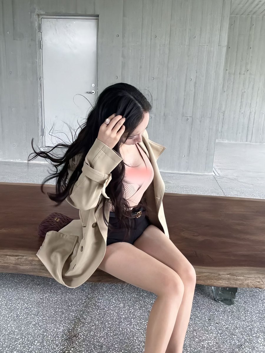 115yasu521's tweet photo. "风衣 女人最好的医美。#穿搭 #风衣" https://t.co/JDJGqO7n61