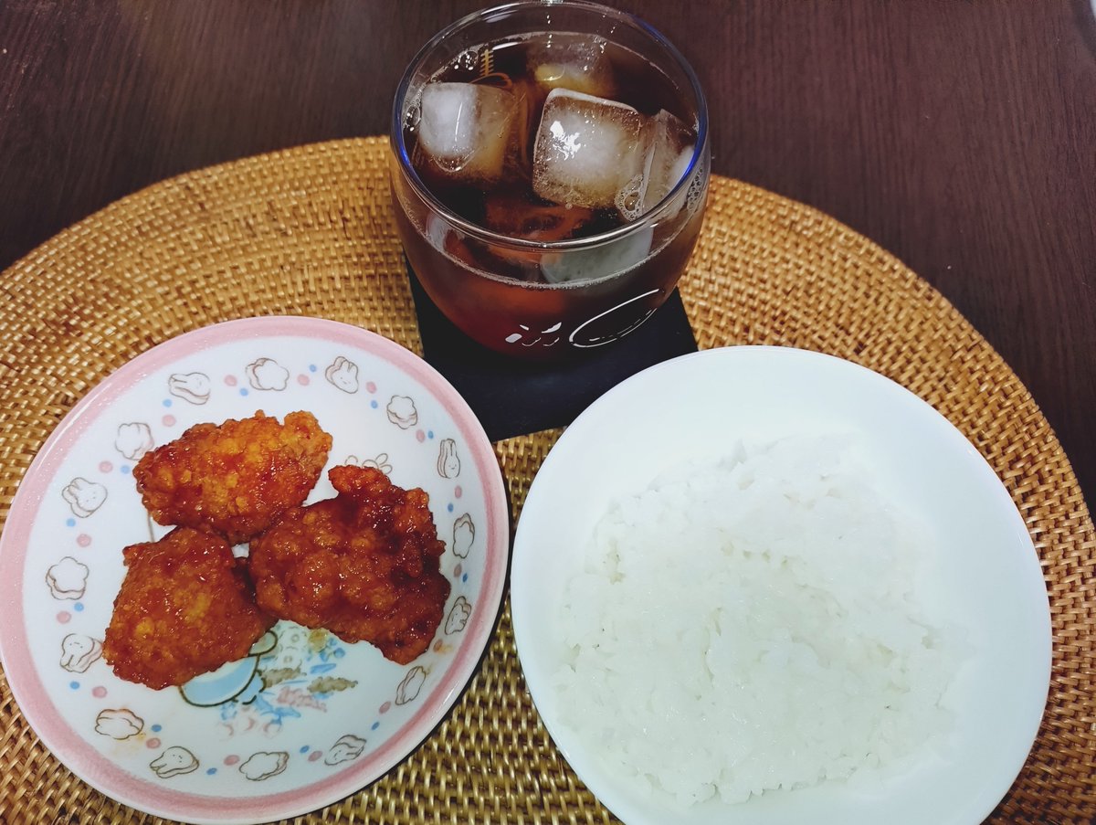 oneneazyun's tweet photo. 昨日はお休み！！
昼飯に昨日残しておいたヤンニョムチキンと白飯で頂きました。
オタク部屋の片付けと家タスクしてました。クタクタです(苦笑)

#偏食食生活記録 #冷蔵庫の中身だけで過ごす9月 #昼食 https://t.co/ZCys5VhbCd