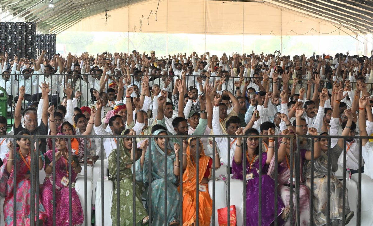NitinNabin's tweet photo. राजस्थान प्रवास के दौरान जयपुर के ग्राम दादिया में हमारे पथप्रदर्शक पंडित दीनदयाल उपाध्याय जी की 110वीं जयंती के अवसर पर आयोजित ‘सेवा संकल्प सभा’ में सम्मिलित हुआ।

पंचायत से पार्लियामेंट तक हमारी राजनीति का मूल आधार ‘सेवा’ और ‘अंत्योदय’ है। आदरणीय प्रधानमंत्री श्री @narendramodi जी की जनकल्याणकारी नीतियों से आज गरीबों के जीवन में वास्तविक बदलाव आ रहा है। स्थानीय निकायों को सुशासन के सशक्त माध्यम के रूप में विकसित करते हुए हम इन योजनाओं का लाभ हर गाँव और हर वार्ड तक पहुँचाने के लिए निरंतर कार्य कर रहे हैं।

इसी संकल्प के साथ आज राजस्थान सरकार द्वारा ₹2,636 करोड़ के 929 विकास कार्यों का लोकार्पण एवं शिलान्यास किया गया तथा 36 लाख लाभार्थियों को ₹400 करोड़ की DBT राशि हस्तांतरित की गई।

इस अवसर पर मुख्यमंत्री श्री @BhajanlalBjp जी, प्रदेश अध्यक्ष श्री @madanrrathore जी सहित वरिष्ठ नेतागण एवं पदाधिकारीगण उपस्थित रहे।

@BJP4Rajasthan