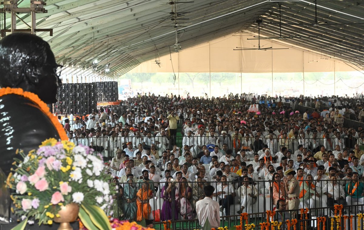 NitinNabin's tweet photo. राजस्थान प्रवास के दौरान जयपुर के ग्राम दादिया में हमारे पथप्रदर्शक पंडित दीनदयाल उपाध्याय जी की 110वीं जयंती के अवसर पर आयोजित ‘सेवा संकल्प सभा’ में सम्मिलित हुआ।

पंचायत से पार्लियामेंट तक हमारी राजनीति का मूल आधार ‘सेवा’ और ‘अंत्योदय’ है। आदरणीय प्रधानमंत्री श्री @narendramodi जी की जनकल्याणकारी नीतियों से आज गरीबों के जीवन में वास्तविक बदलाव आ रहा है। स्थानीय निकायों को सुशासन के सशक्त माध्यम के रूप में विकसित करते हुए हम इन योजनाओं का लाभ हर गाँव और हर वार्ड तक पहुँचाने के लिए निरंतर कार्य कर रहे हैं।

इसी संकल्प के साथ आज राजस्थान सरकार द्वारा ₹2,636 करोड़ के 929 विकास कार्यों का लोकार्पण एवं शिलान्यास किया गया तथा 36 लाख लाभार्थियों को ₹400 करोड़ की DBT राशि हस्तांतरित की गई।

इस अवसर पर मुख्यमंत्री श्री @BhajanlalBjp जी, प्रदेश अध्यक्ष श्री @madanrrathore जी सहित वरिष्ठ नेतागण एवं पदाधिकारीगण उपस्थित रहे।

@BJP4Rajasthan