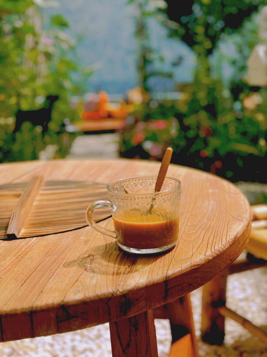 ChayaKirkl2mn's tweet photo. Café con leche en la mesa caliente, la gente pasa sin prisa, el sol de la tarde pinta el barrio. https://t.co/VYZ27d6Bia