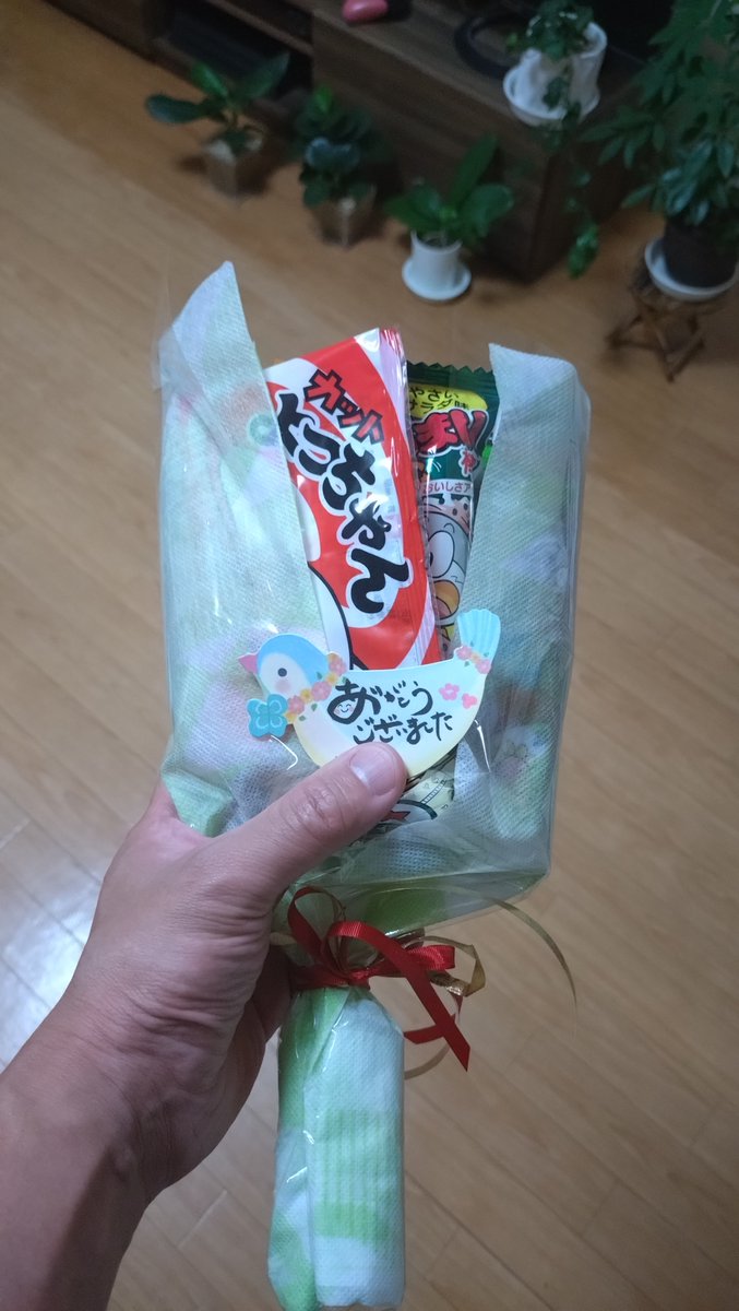 rinyuuu's tweet photo. バタバタと旅立ったから今更だが、ありがとうございました！みんなからお心添えも頂き感謝です🙏ブーケ型の駄菓子とかおっさんにはうれしいんだが😆
#転勤 #引越し #新潟 #回顧録 https://t.co/8Gz4l1NVJB