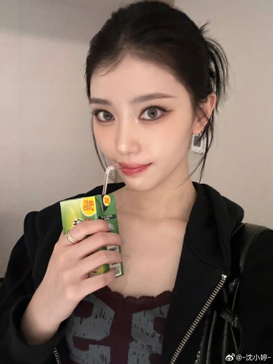 xiaotingpics's tweet photo. #xiaoting weibo update;

"Off work! ✌️ happy mid-autumn festival everyone 😘🥮" https://t.co/ndfjWgPNfs