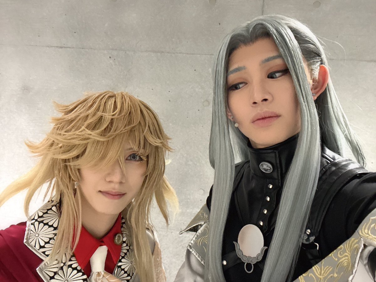 sevenic_riku's tweet photo. 本日は1公演ありがとうございました！

明日は2公演です。
よろしくお願いします！！

御前と。

#刀ミュ https://t.co/B5ij0NW5tP