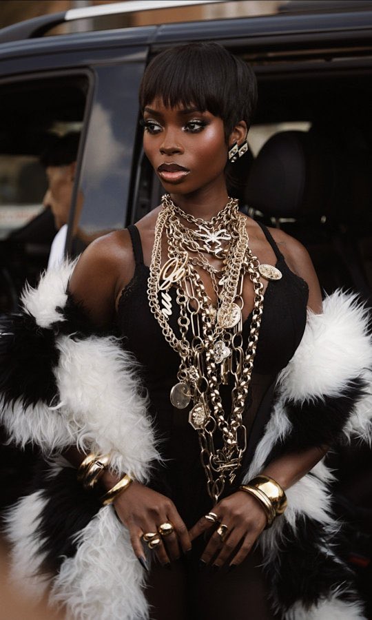 TashaTakesIn5's tweet photo. Olandria’s beauty and aura is simply breathtaking. This is a high fashion model. She’s exquisite!

OLANDRIA STUNS FOR BLUMARINE
#OlandriaxBlumarineSS27 
#BlumarineSS27 https://t.co/SRoMHYH0le