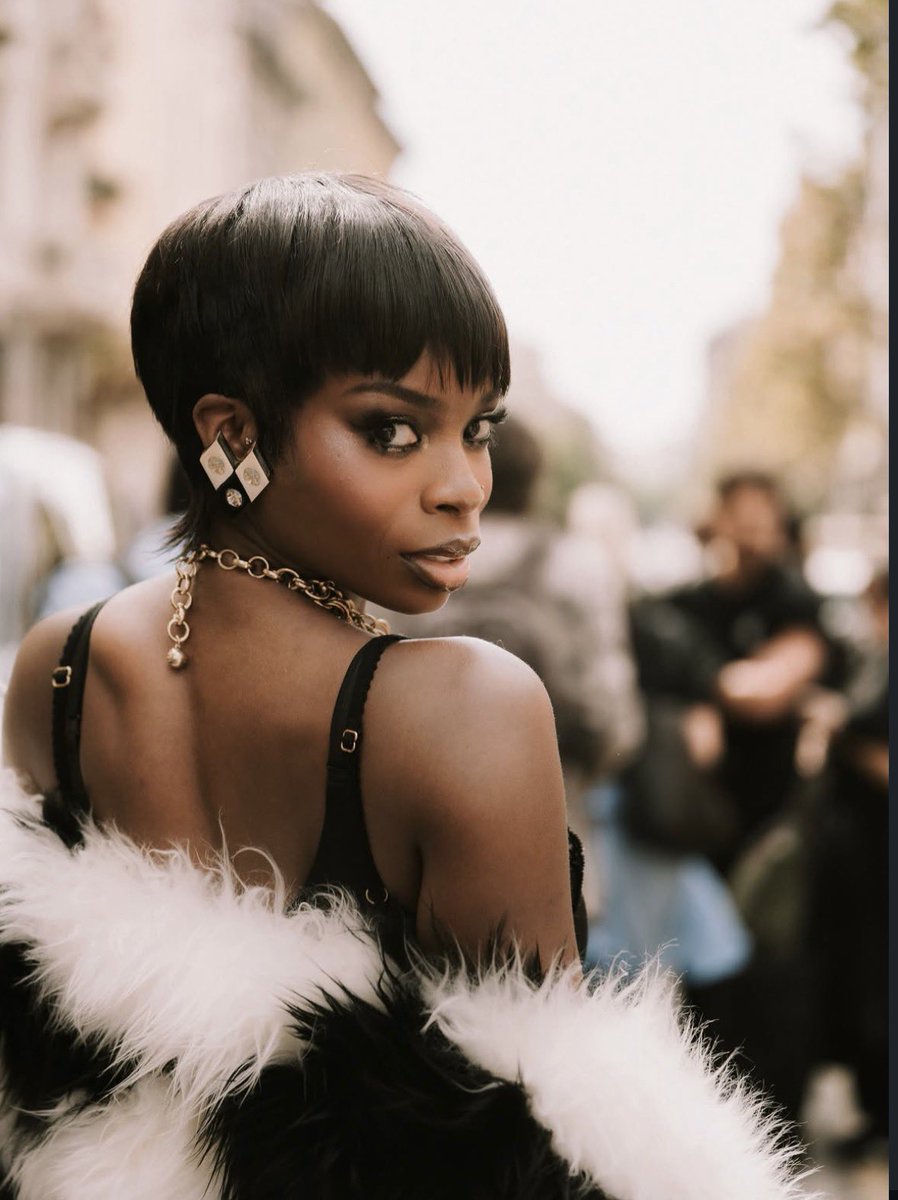 TashaTakesIn5's tweet photo. Olandria’s beauty and aura is simply breathtaking. This is a high fashion model. She’s exquisite!

OLANDRIA STUNS FOR BLUMARINE
#OlandriaxBlumarineSS27 
#BlumarineSS27 https://t.co/SRoMHYH0le