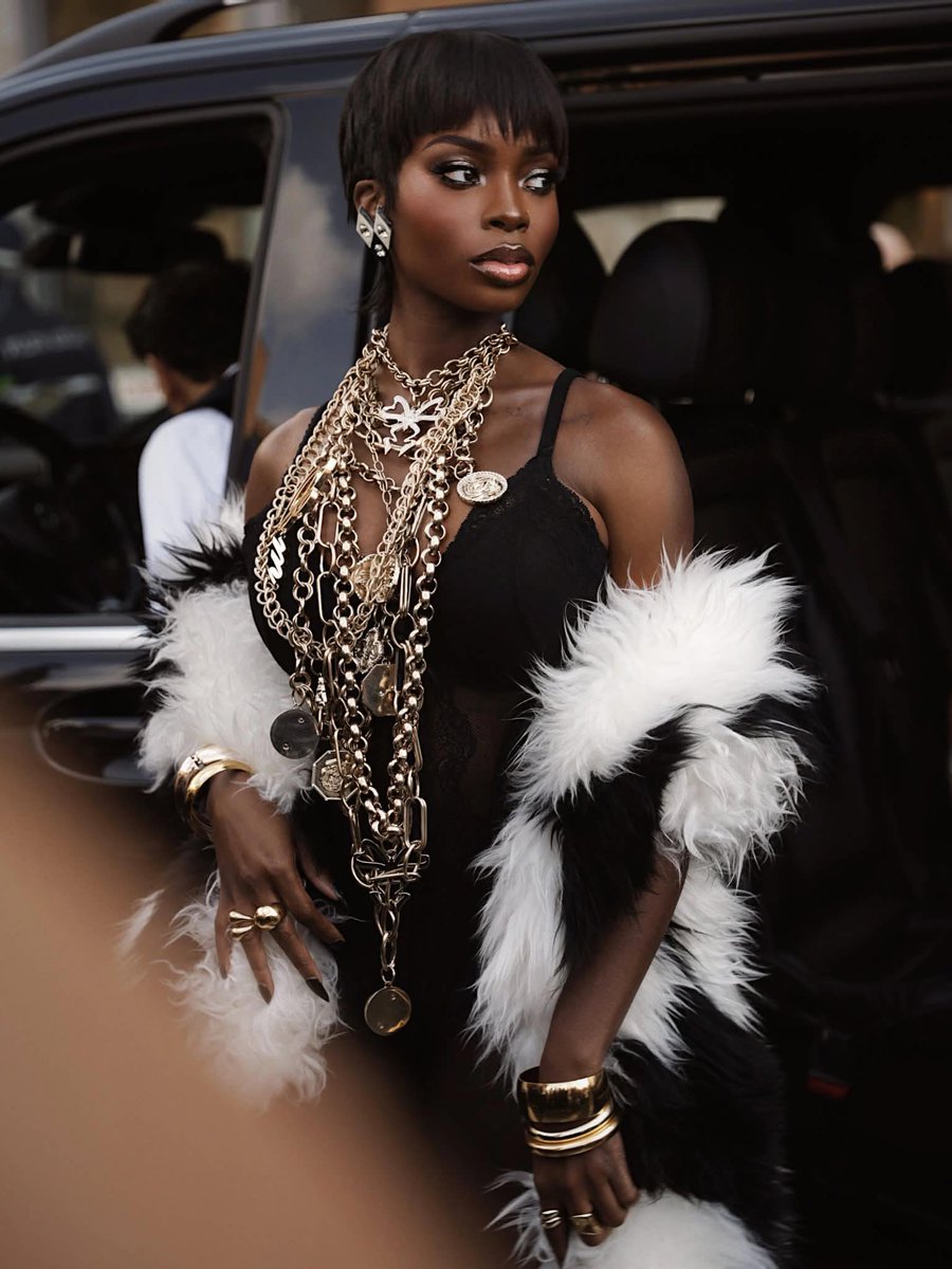 TashaTakesIn5's tweet photo. Olandria’s beauty and aura is simply breathtaking. This is a high fashion model. She’s exquisite!

OLANDRIA STUNS FOR BLUMARINE
#OlandriaxBlumarineSS27 
#BlumarineSS27 https://t.co/SRoMHYH0le