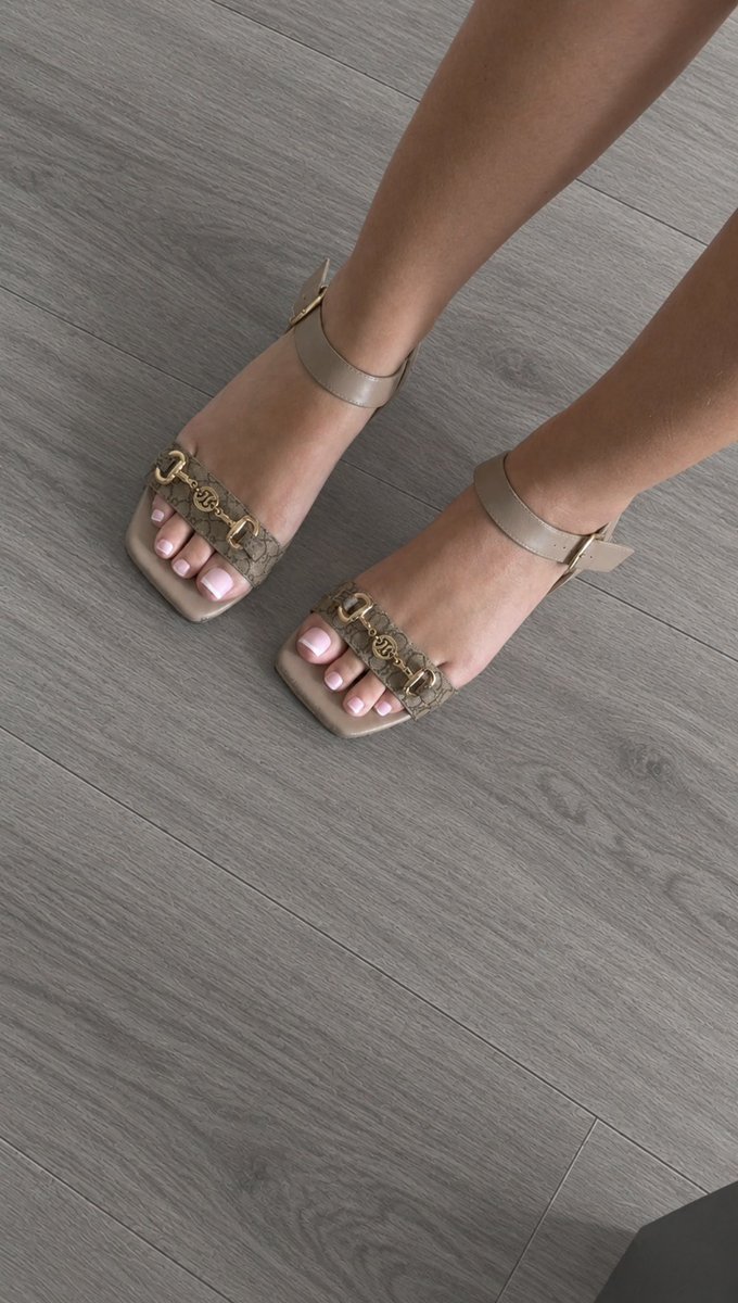 lex_soles's tweet photo. kinda bored of these heels, who wants to pay for my new ones? 🙃

#feet #frenchtips https://t.co/wS5UvjVJqI