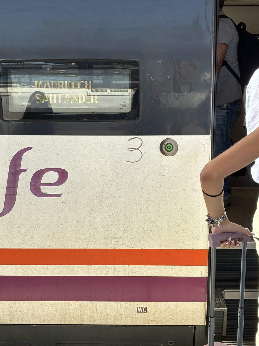 luciadsolana's tweet photo. La edad dorada del ferrocarril:
Los números de coche pintados con rotulador. https://t.co/qhGJ8lTTnG
