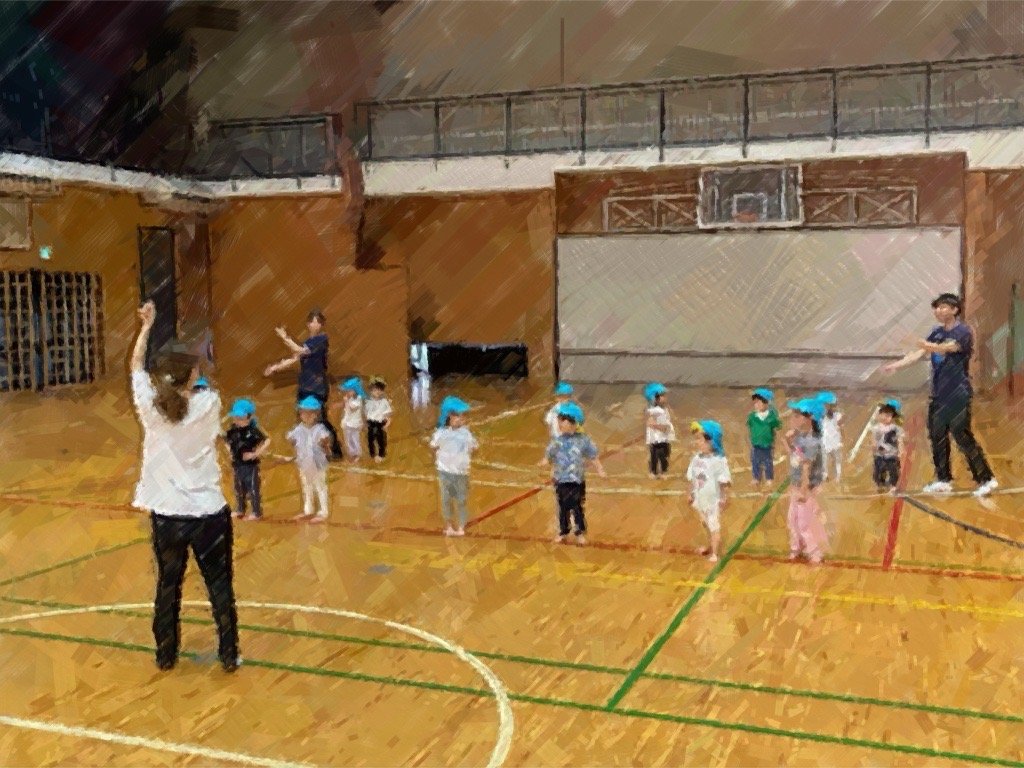 roppongi_jhs's tweet photo. 9月24日、リトルパルズ保育園六本木のかわいい子どもたちが六本木中学校の体育館にやってきました✨
10月3日の運動会に向けて、1・2歳児の皆さんが先生と一緒にダンスの練習♪一生懸命に体を動かす姿や楽しそうな笑顔にもうメロメロ～😊
きっと本番は大成功だ📣✨
いつでも六本木中に遊びに来てね💖 https://t.co/lvYKhDw9N1