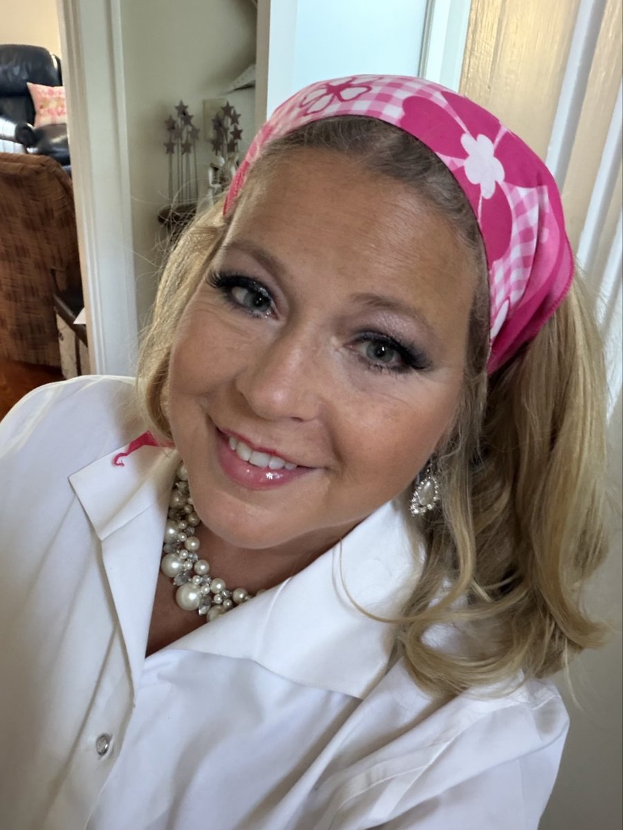 kimberlygrigsby's tweet photo. Be a little Dolly today. 🦋🦋🌸💕💝📚🎀 #Dolly #Working9to5 https://t.co/uiZ1VTIZ2t