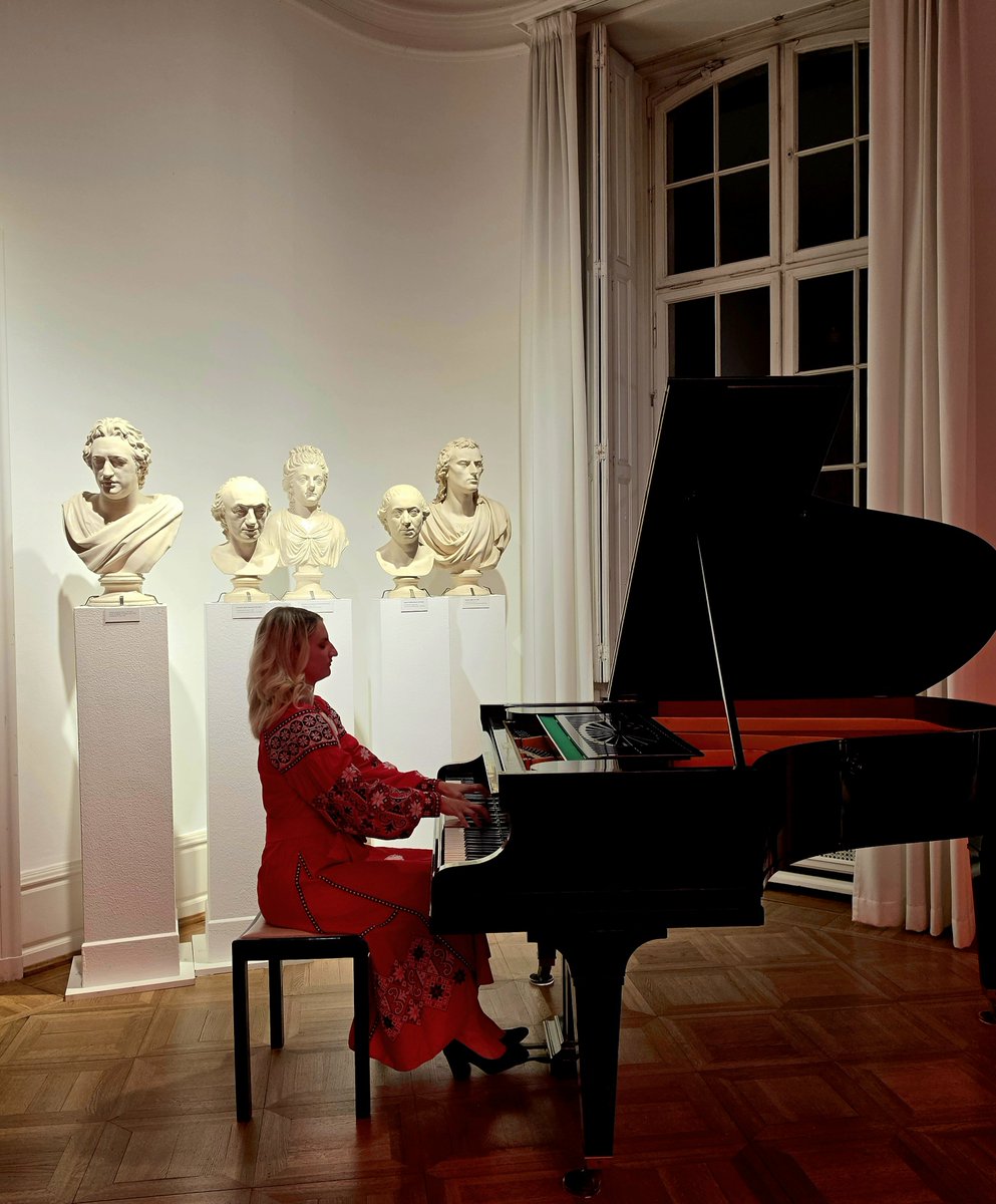PLInstitut_Dues's tweet photo. Was für ein magischer, tief berührender Abend gestern im Goethe-Museum Düsseldorf 🎶. 

Unter dem Titel „Maria Szymanowska – Virtuosin und Pionierin der Goethezeit“ tauchten wir gestern Abend im Schloss Jägerhof in das faszinierende Leben der ersten europäischen Klavier-Ikone. https://t.co/HvzSwK6y5a