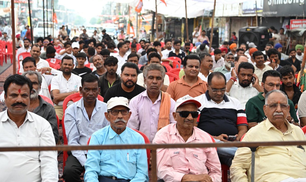 tarunchughbjp's tweet photo. आज होशियारपुर में नशा मुक्त पंजाब यात्रा के निमित्त आयोजित जनसभा को संबोधित किया।

सत्ता में आने से पहले मुख्यमंत्री @BhagwantMann और @ArvindKejriwal ने पंजाब की हर समस्या को चुटकी में सुलझाने के बड़े-बड़े दावे किए थे, लेकिन आज वे ड्रग्स के बढ़ते कारोबार को रोकने में पूरी तरह असमर्थ साबित हुए हैं। पंजाब के मुखिया होने के नाते गुरु दोखी भगवंत मान अपनी इस सबसे बड़ी ज़िम्मेदारी से पूरी तरह विफल रहे हैं, और दिल्ली के रिमोट कंट्रोल से चलने वाली यह सरकार सिर्फ भाषणबाजी व इवेंट मैनेजमेंट में व्यस्त है। 

झूठे वादों की नींव पर टिकी इस सरकार की संवेदनहीनता ने हमारी भावी पीढ़ी को अंधेरे में धकेल दिया है। अब पंजाब की जनता जाग चुकी है और इस झूठी व निक्कमी सरकार को सत्ता से बाहर का रास्ता दिखाने के लिए पूरी तरह तैयार है।

#NashaMuktPunjabYatra