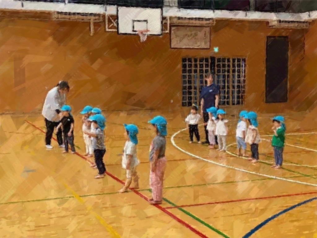 roppongi_jhs's tweet photo. 9月24日、リトルパルズ保育園六本木のかわいい子どもたちが六本木中学校の体育館にやってきました✨
10月3日の運動会に向けて、1・2歳児の皆さんが先生と一緒にダンスの練習♪一生懸命に体を動かす姿や楽しそうな笑顔にもうメロメロ～😊
きっと本番は大成功だ📣✨
いつでも六本木中に遊びに来てね💖 https://t.co/lvYKhDw9N1