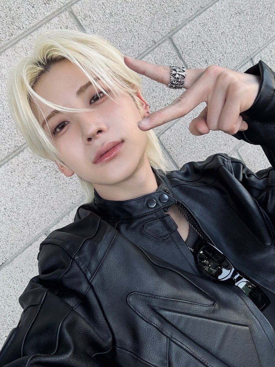 m1smaks's tweet photo. cool cats 🎸⋆❀°♡゙

#LunéSelcaDay #LunéJidoriDay #andteam_YUMA https://t.co/9YgKra06wC