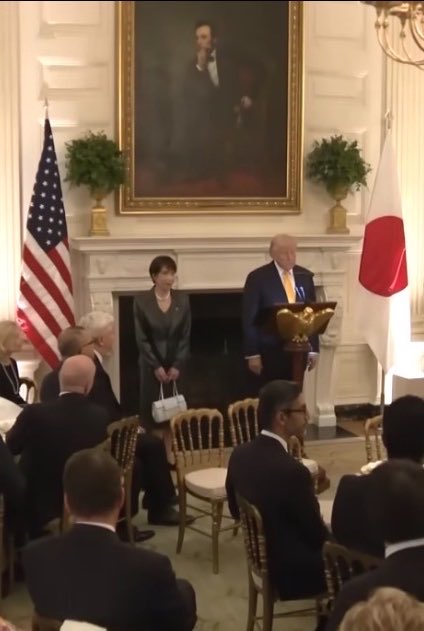 purplephrase's tweet photo. 米中首脳晩餐会、最高の皮肉😆
習近平氏のスピーチは会場出口と警備員がバック、どうぞお帰りくださいとでも言わんばかり。一方、高市総理との日米晩餐会では暖炉とリンカーンがバックの優雅で温かなおもてなしが演出されていました。

　　　←習近平　　　高市総理→

https://t.co/qX1QGKfPjH https://t.co/FtTL84Qyl8