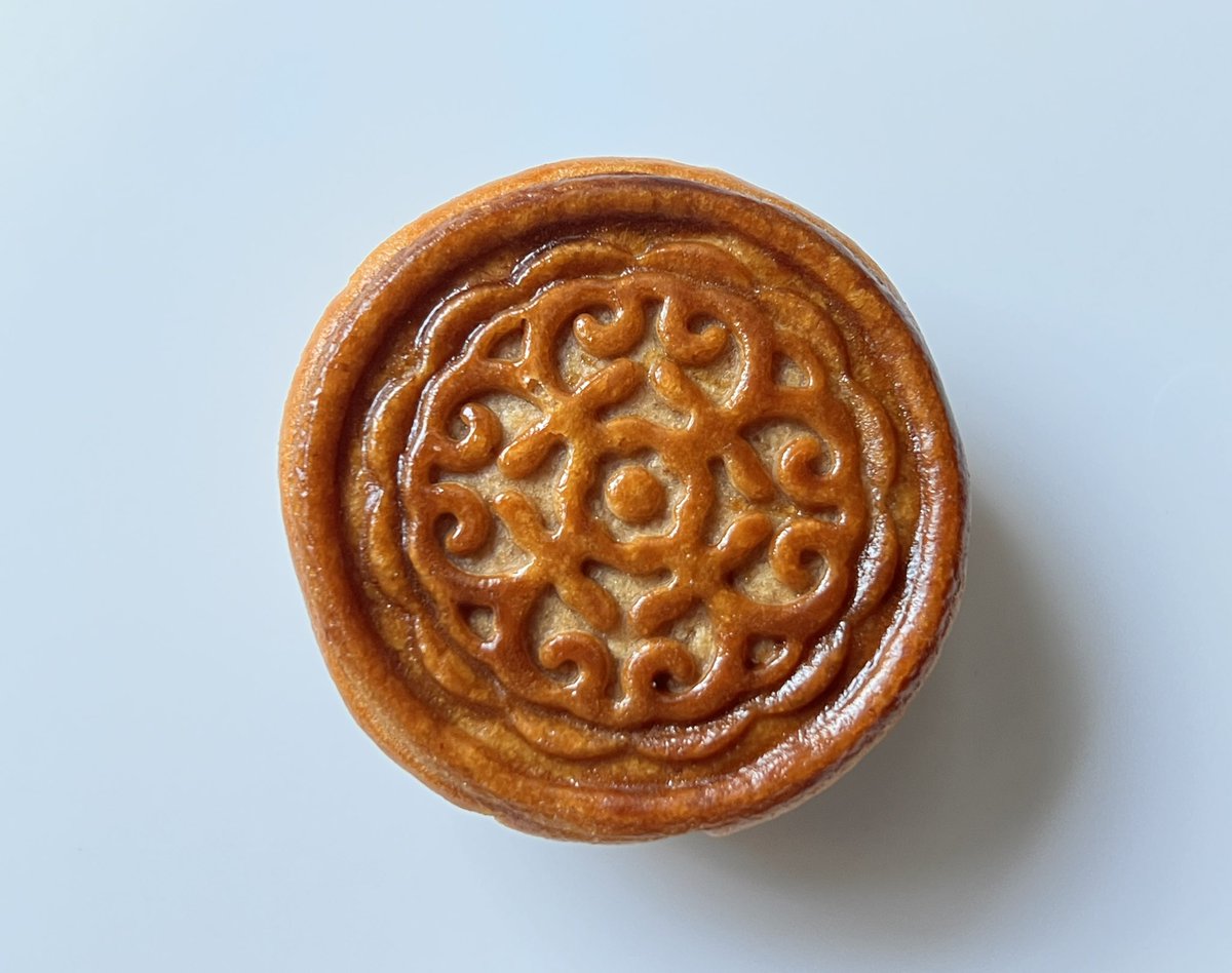 griffin738's tweet photo. 洋菓子舗ウエストさんの月餅(季節もの)
胡麻を利かせない洋菓子がベースの品の良い月餅で刻み胡桃の食感がアクセント。 https://t.co/R3ubrpQyGC