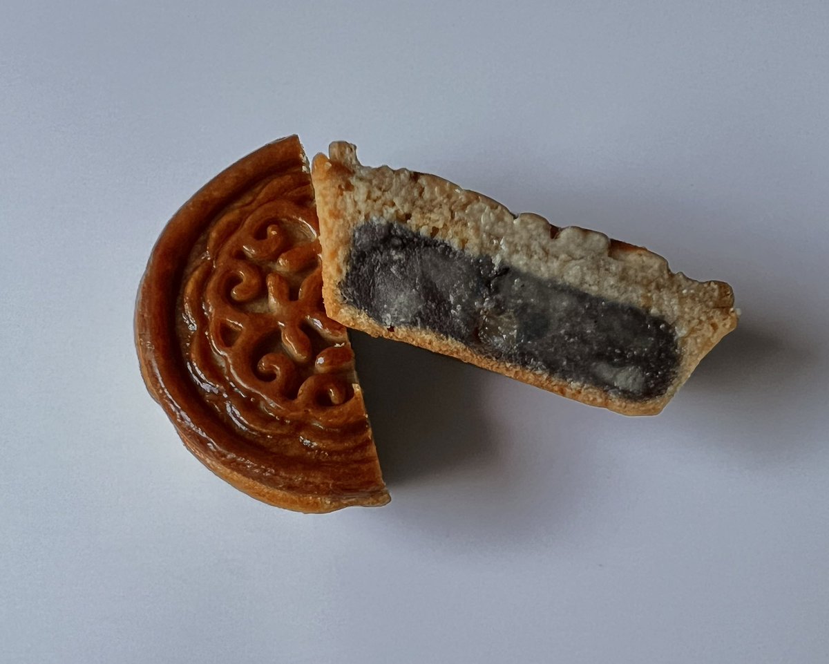 griffin738's tweet photo. 洋菓子舗ウエストさんの月餅(季節もの)
胡麻を利かせない洋菓子がベースの品の良い月餅で刻み胡桃の食感がアクセント。 https://t.co/R3ubrpQyGC