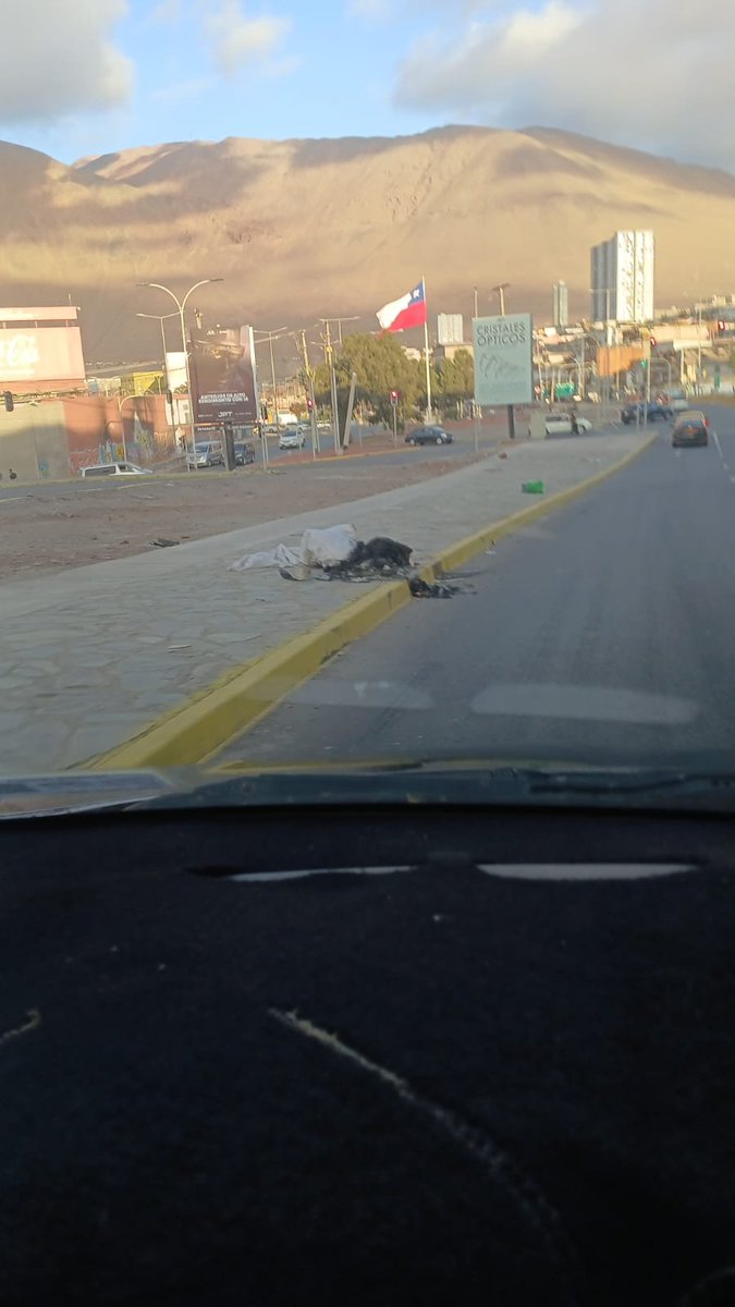 jorgesolimano's tweet photo. #iquique perrito quemado en una bolsa de basura, en av Prat, camino a zofri.
Ojalá encuentren  al que provocó la muerte de la mascota https://t.co/Fpk4Q44iQ7