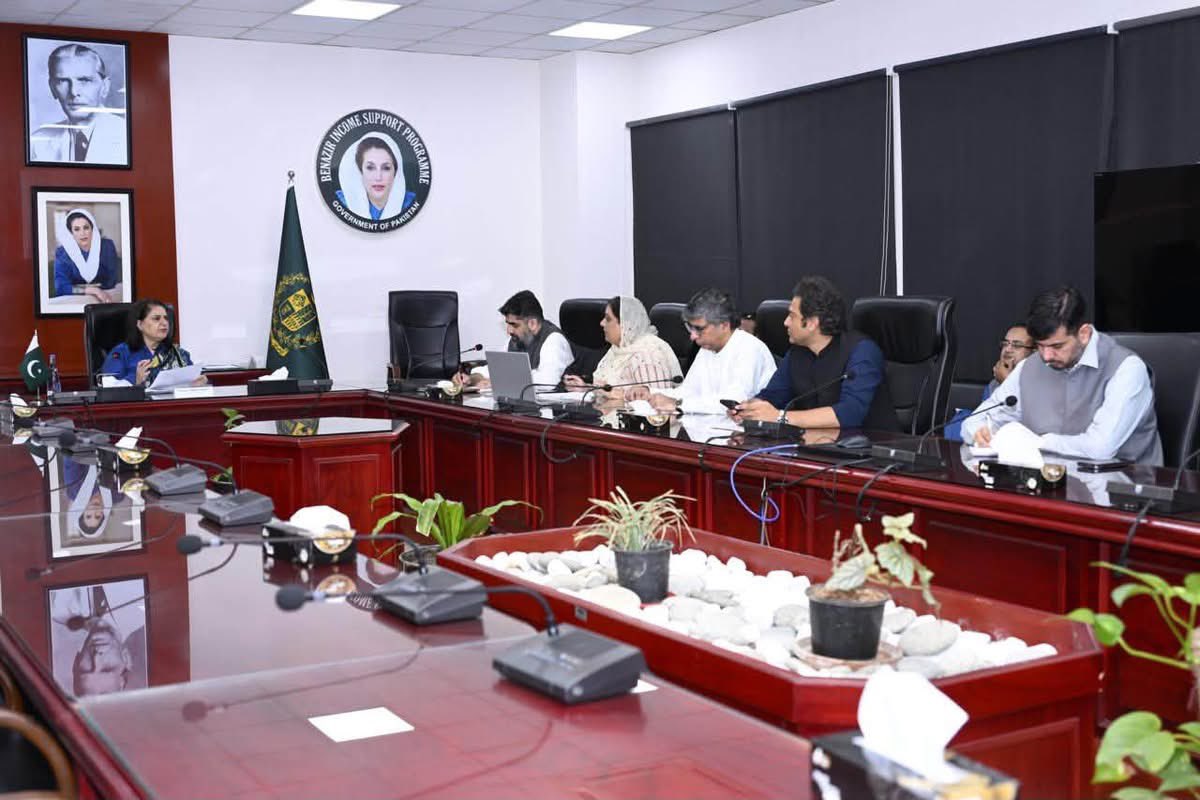 RubinakhalidPPP's tweet photo. Chairperson BISP Senator Rubina Khalid chaired a meeting with the Benazir Hunarmand Programme (BHP) team at BISP Headquarters to review province-wise enrollment targets and progress in skill training for willing individuals from BISP beneficiary families. DG NSER Dr. Asim Ijaz briefed the Chairperson on the programme's progress, while Regional Directors General and outreach consultants shared updates on their assigned targets. Senator Rubina Khalid emphasized encouraging willing participants, particularly from remote areas, to join six-month live-in skill training with the proper consent of their guardians. She reiterated the target of ensuring 50% female participation, with training in demand-driven skills and internationally recognized certifications to enhance employment opportunities, promote self-reliance and support sustainable poverty graduation. 

 #BISP #BenazirHunarmandProgramme #SkillDevelopment #SkillsForEmployment #YouthEmpowerment
