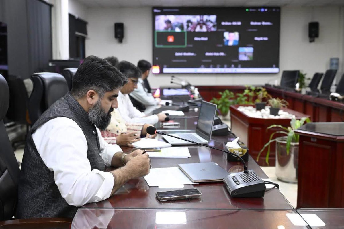 RubinakhalidPPP's tweet photo. Chairperson BISP Senator Rubina Khalid chaired a meeting with the Benazir Hunarmand Programme (BHP) team at BISP Headquarters to review province-wise enrollment targets and progress in skill training for willing individuals from BISP beneficiary families. DG NSER Dr. Asim Ijaz briefed the Chairperson on the programme's progress, while Regional Directors General and outreach consultants shared updates on their assigned targets. Senator Rubina Khalid emphasized encouraging willing participants, particularly from remote areas, to join six-month live-in skill training with the proper consent of their guardians. She reiterated the target of ensuring 50% female participation, with training in demand-driven skills and internationally recognized certifications to enhance employment opportunities, promote self-reliance and support sustainable poverty graduation. 

 #BISP #BenazirHunarmandProgramme #SkillDevelopment #SkillsForEmployment #YouthEmpowerment