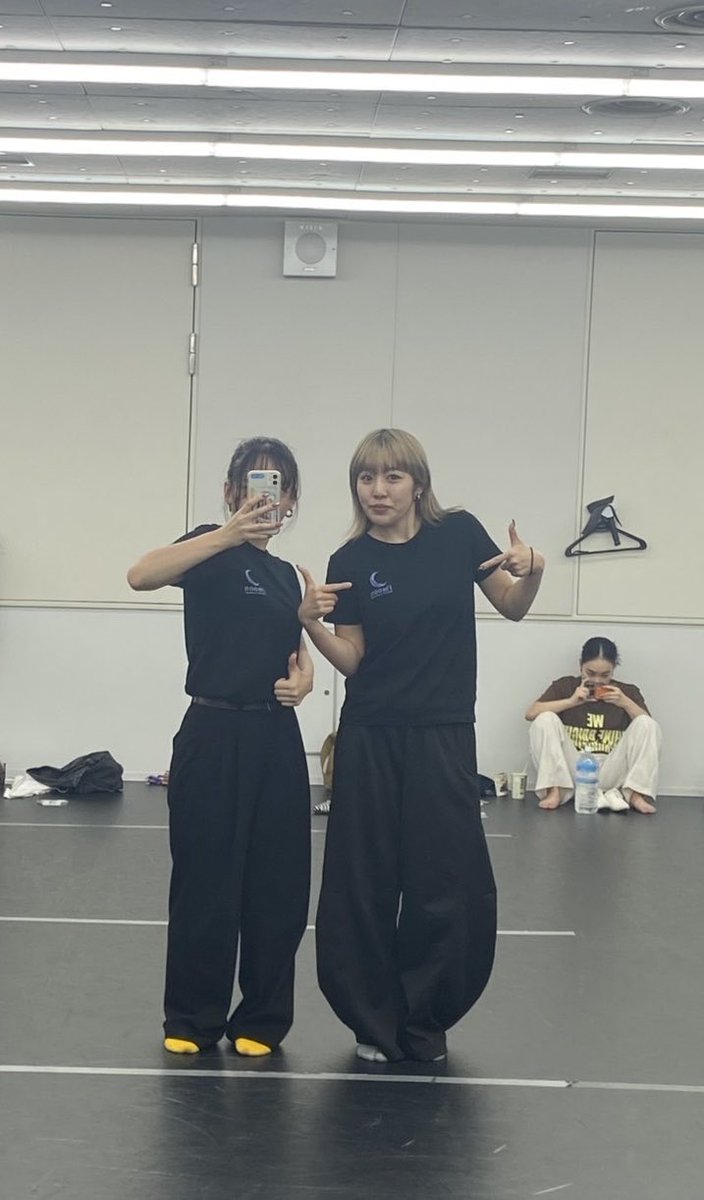kona070272's tweet photo. 今日はゆーはさんとペアルックやった！！

ちなみにもあちゃんはあいむーんファンミTシャツ💜 https://t.co/QrBjiXjxQv