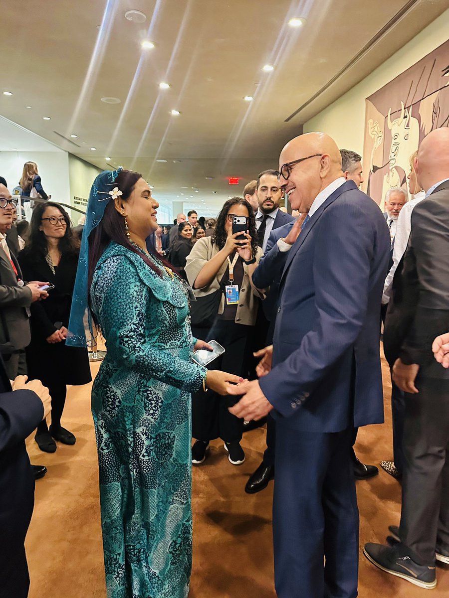 IruthishamAdam's tweet photo. 🌍Briefly interacted with the Minister of Foreign Affairs of Bahrain, H.E. Dr Abdullatif bin Rashid Al Zayani,
following the UN Security Council press stakeout.
Reaffirmed our strong commitment to further strengthening the close partnership between the #Maldives and #Bahrain.
@presidencymv
@MoFAmv
@MVPMNY
@MDVinGeneva
@bahdiplomatic
#MDVatUNGA81