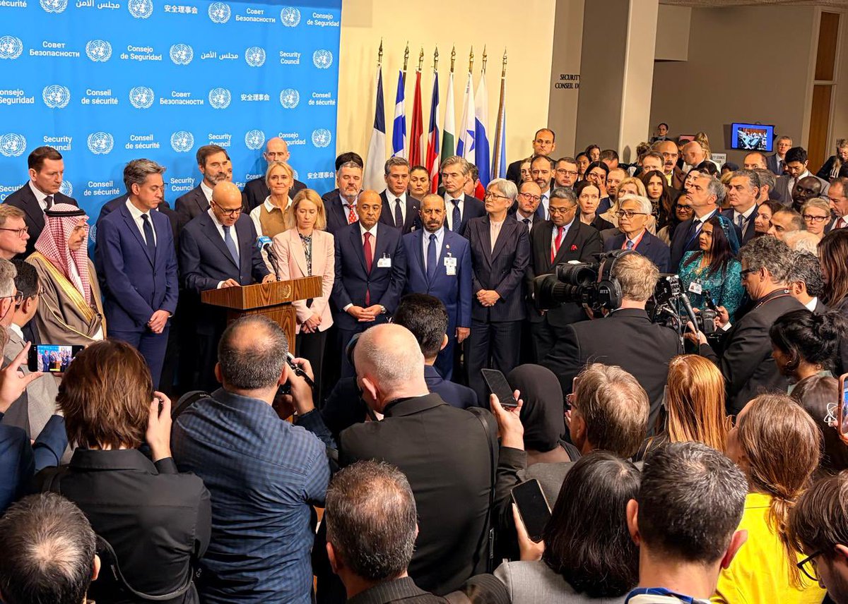 IruthishamAdam's tweet photo. 🌍Briefly interacted with the Minister of Foreign Affairs of Bahrain, H.E. Dr Abdullatif bin Rashid Al Zayani,
following the UN Security Council press stakeout.
Reaffirmed our strong commitment to further strengthening the close partnership between the #Maldives and #Bahrain.
@presidencymv
@MoFAmv
@MVPMNY
@MDVinGeneva
@bahdiplomatic
#MDVatUNGA81
